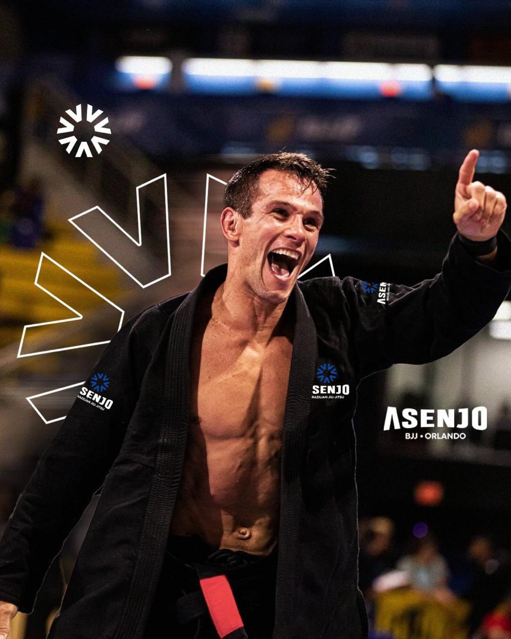 Atleta de jiu-jitsu comemorando vitória