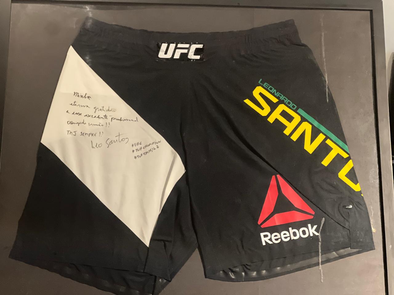 Bermuda do UFC autografada por Leonardo Santos